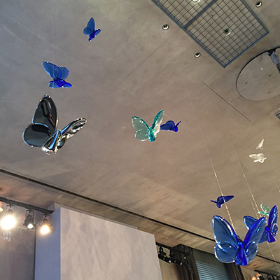 Papillons suspendus pour le decor du showroom Baccarat Paris