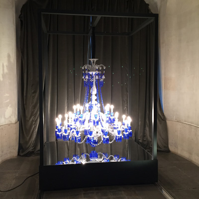 Structure pour lustre avec socle réfléchissant pour le decor du showroom Baccarat Paris